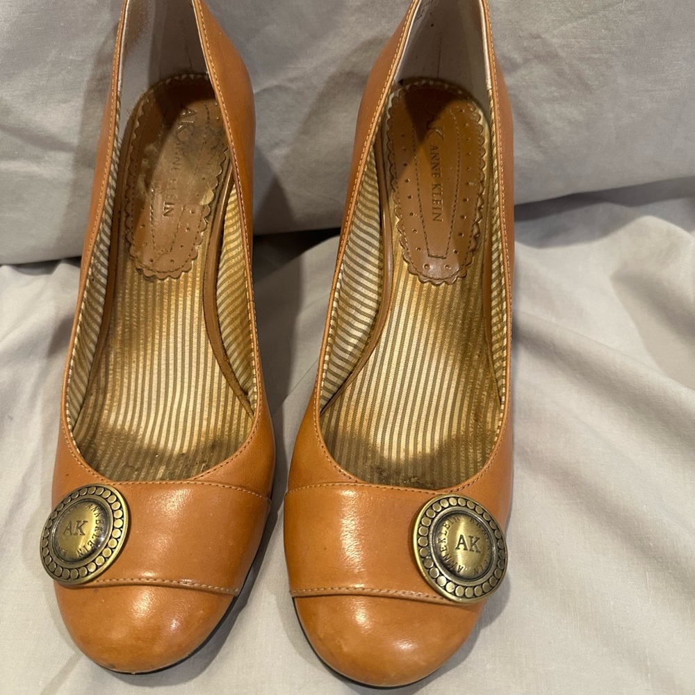 Anne Klein Women's Tan Pumps